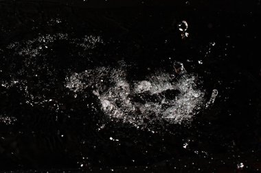 Siyah izole arkaplanda su sıçraması