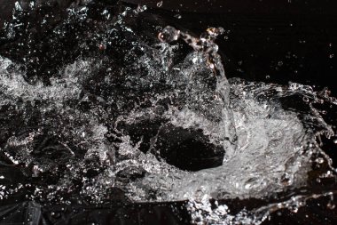 Siyah izole arkaplanda su sıçraması