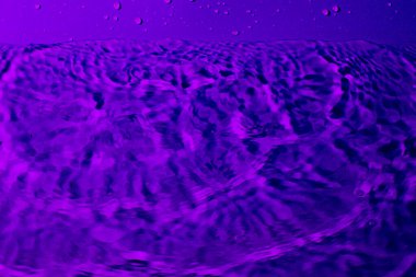 Leylak ışığında bir damla su. Soyut duvar kağıdı