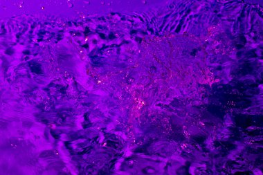 Leylak ışığında bir damla su. Soyut duvar kağıdı