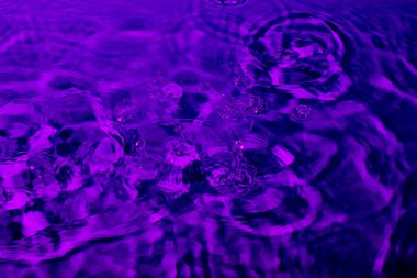 Leylak ışığında bir damla su. Soyut duvar kağıdı