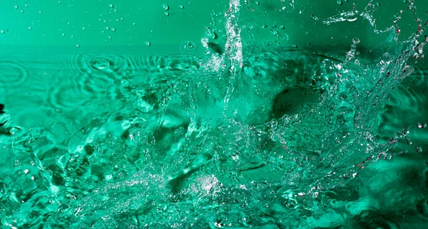 Wasserspritzer Auf Schwarzem Isoliertem Hintergrund — Stockfoto