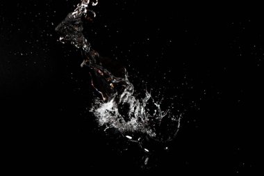 Siyah izole arkaplanda berrak su damlası.