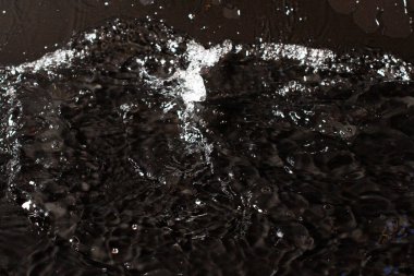 Siyah izole arkaplanda berrak su damlası.