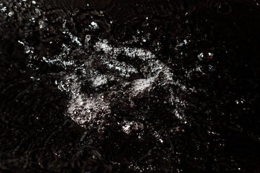 Siyah izole arkaplanda berrak su damlası.