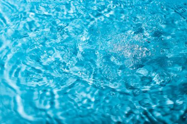 Mavi arka planda bir damla su. Soyut duvar kağıdı