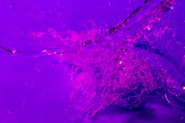 Leylak ışığında bir damla su. Soyut duvar kağıdı