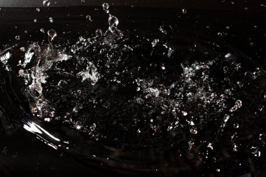 Siyah izole arkaplanda berrak su damlası.