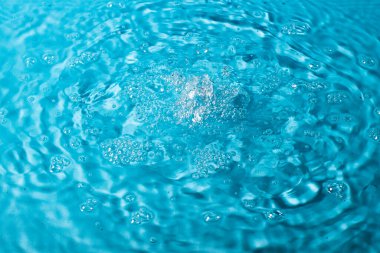 Mavi arka planda bir damla su. Soyut duvar kağıdı