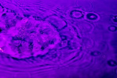 Leylak ışığında bir damla su. Soyut duvar kağıdı