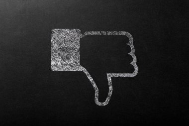 Siyah bir tahtanın üzerindeki beyaz tebeşirle işaretlenmemiş sembol.