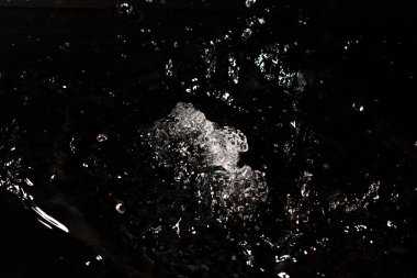 Siyah izole arkaplanda berrak su damlası.