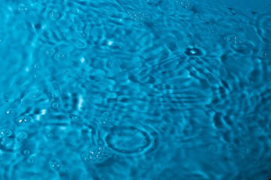 Mavi arka planda bir damla su. Soyut duvar kağıdı