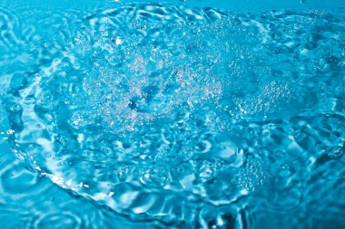 Mavi arka planda bir damla su. Soyut duvar kağıdı