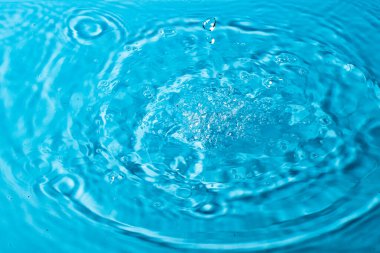 Mavi arka planda bir damla su. Soyut duvar kağıdı