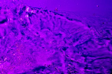 Leylak ışığında bir damla su. Soyut duvar kağıdı