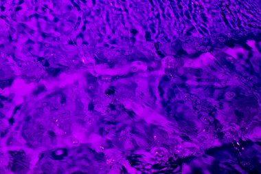 Leylak ışığında bir damla su. Soyut duvar kağıdı