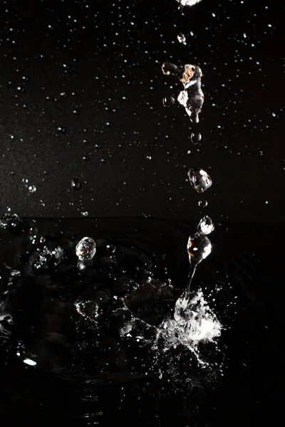 Siyah izole arkaplanda berrak su damlası.