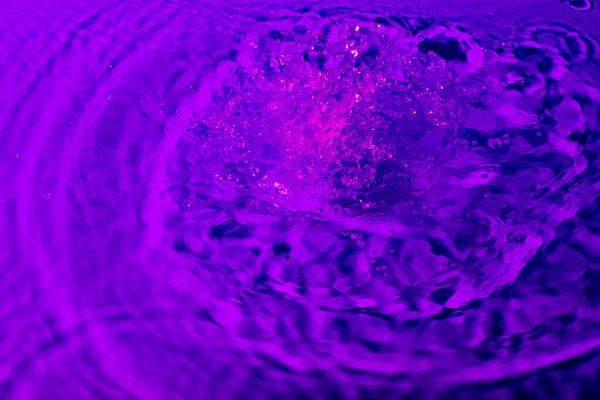 ライラック光の中の水のスプラッシュ 要旨壁紙 — ストック写真