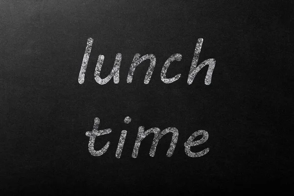 Nápis Čas Oběda Bílé Křídě Tmavé Tabuli — Stock fotografie