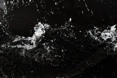 Siyah izole arkaplanda berrak su damlası.