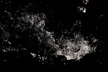 Siyah izole arkaplanda berrak su damlası.