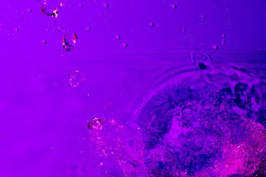 Leylak ışığında bir damla su. Soyut duvar kağıdı