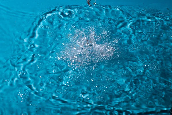 Šplouchnutí Vody Modrém Pozadí Abstraktní Tapeta — Stock fotografie