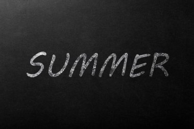 Kara tahtada beyaz tebeşirle yazdan esinlenilmiştir..