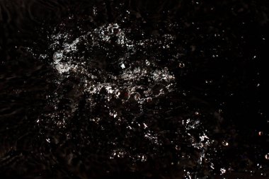 Siyah izole arkaplanda berrak su damlası.