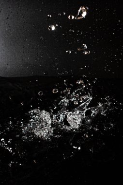 Siyah izole arkaplanda berrak su damlası.