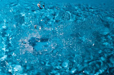 Mavi arka planda bir damla su. Soyut duvar kağıdı