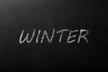 Kara tahtaya beyaz tebeşirle 