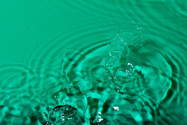 Wasserspritzer Auf Schwarzem Isoliertem Hintergrund — Stockfoto