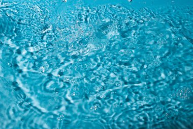 Mavi arka planda bir damla su. Soyut duvar kağıdı