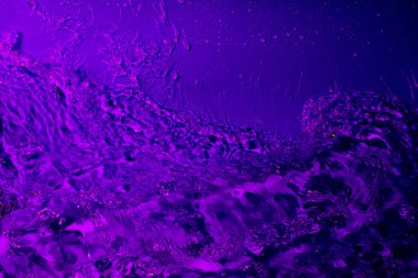 Leylak ışığında bir damla su. Soyut duvar kağıdı