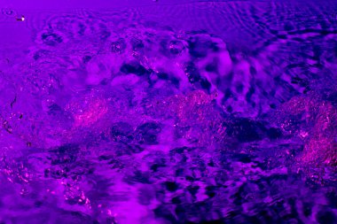 Leylak ışığında bir damla su. Soyut duvar kağıdı