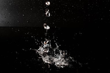 Siyah izole arkaplanda berrak su damlası.