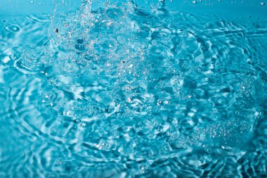 Mavi arka planda bir damla su. Soyut duvar kağıdı