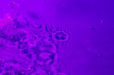 Leylak ışığında bir damla su. Soyut duvar kağıdı