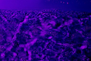 Leylak ışığında bir damla su. Soyut duvar kağıdı