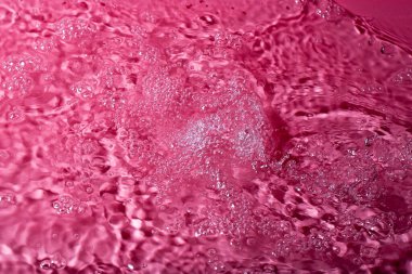 Kırmızı arka planda bir damla su. Soyut duvar kağıdı