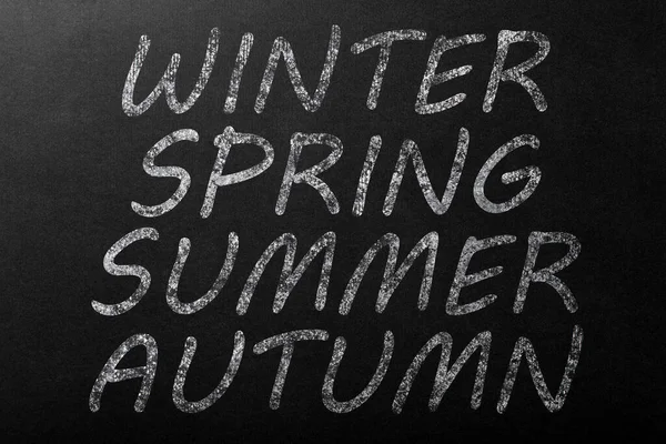 Inspiración Invierno Primavera Verano Otoño Tiza Blanca Una Pizarra Oscura — Foto de Stock