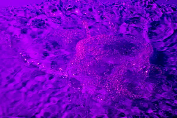 在淡紫色的光线中喷出水花。摘要壁纸 — 图库照片