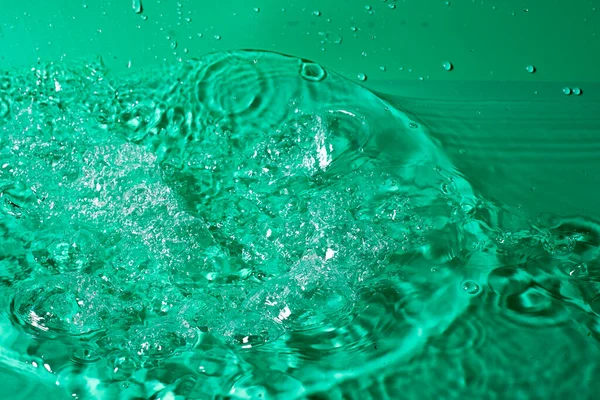 Wasserspritzer auf schwarzem, isoliertem Hintergrund — Stockfoto