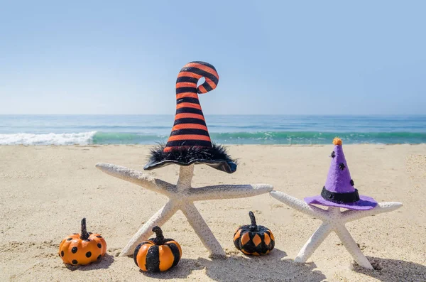 Halloween Achtergrond Met Zeesterren Witch Hoeden Het Zandstrand Buurt Van — Stockfoto