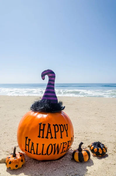 Achtergrond Van Het Strand Oceaan Happy Halloween Met Pompoen Witch — Stockfoto