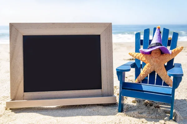 Halloween Achtergrond Met Zeesterren Witch Hoeden Zwarte Bord Het Zandstrand — Stockfoto