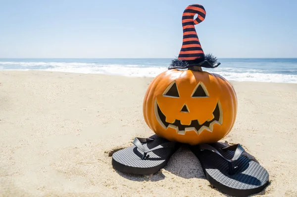 Strand Oceaan Happy Halloween Met Pompoen Witch Hoeden Achtergrond Slippers — Stockfoto