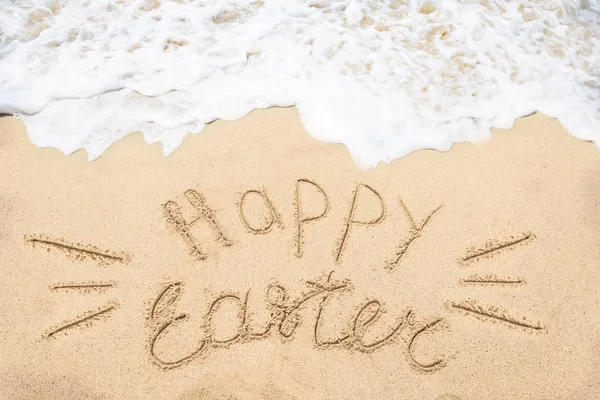 Feliz Páscoa lettering fundo na praia de areia — Fotografia de Stock
